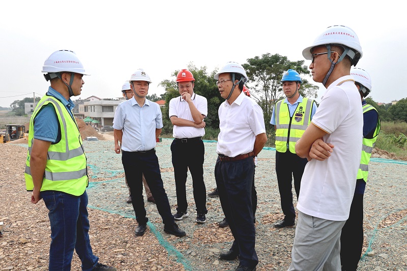 覃炳賢(前排右二)一行到吳大高速機(jī)場(chǎng)連接線調(diào)研.JPG